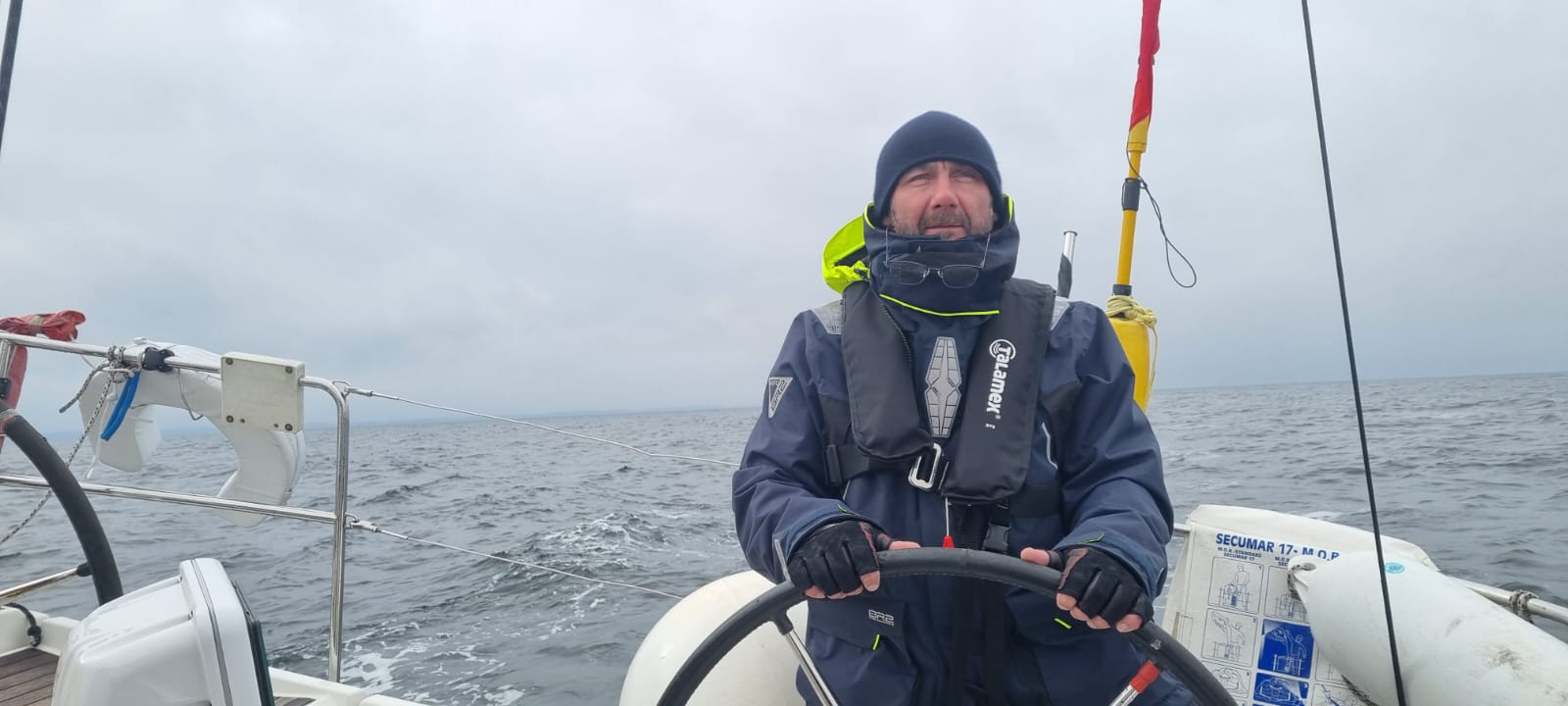 Schiffsführer am Steuer bei einem Skippertraining auf See