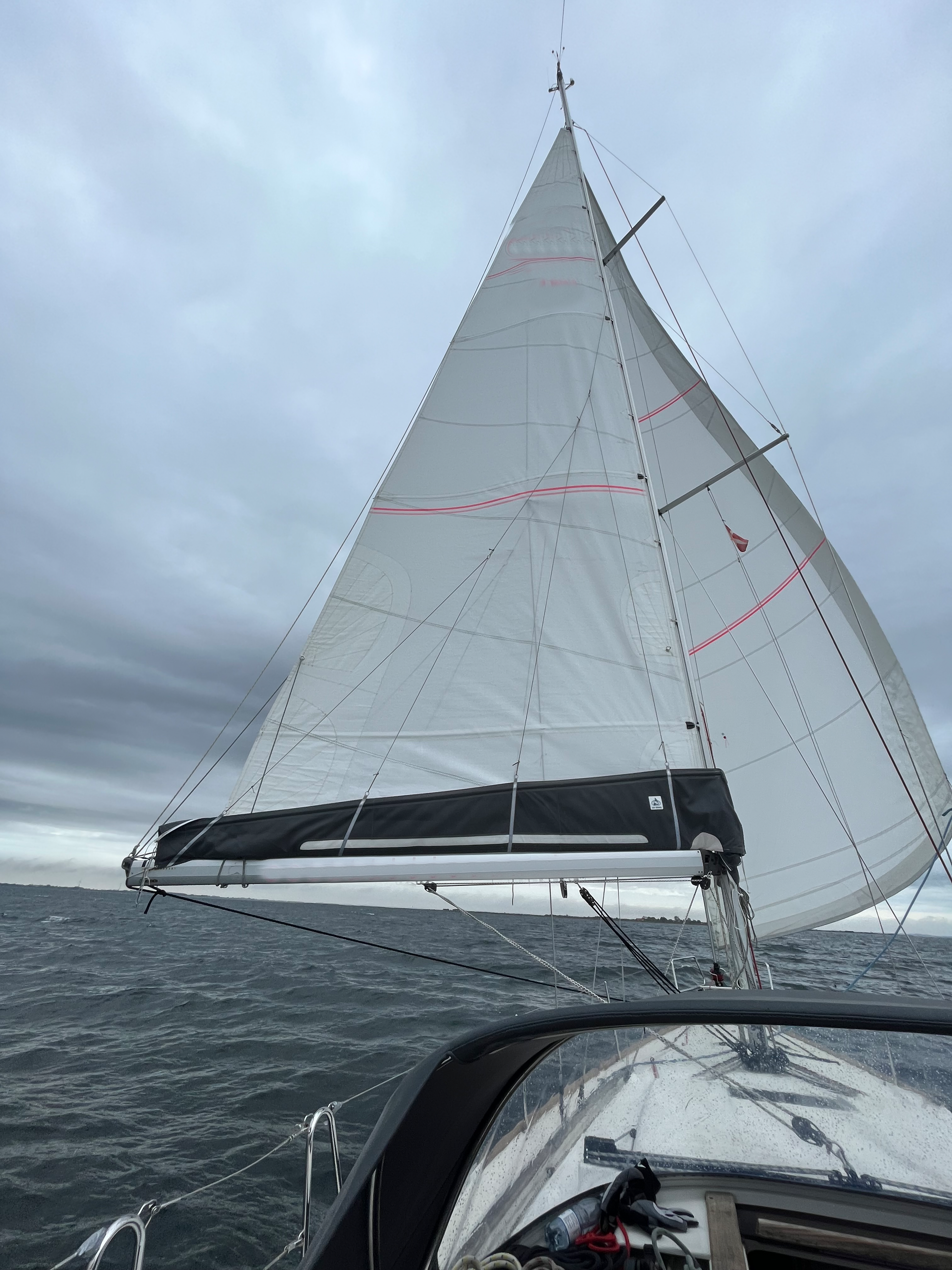 Segelyacht unter Segeln während eines Praxistrainings